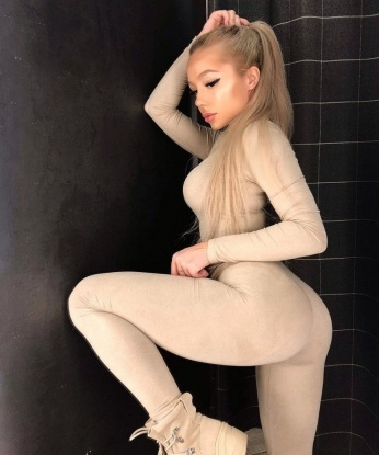 Искусительница ждет тебя для незабываемого путешествия в мир страсти и наслаждения. Эротический массаж, игры и многое другое. Обещаю, ты будешь доволен! 15285, 22 года